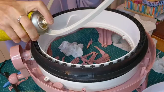 How to Clean and Lubricate Your Sentro Knitting Machine 4 Applying lubricant to the gear ring of a Sentro machine